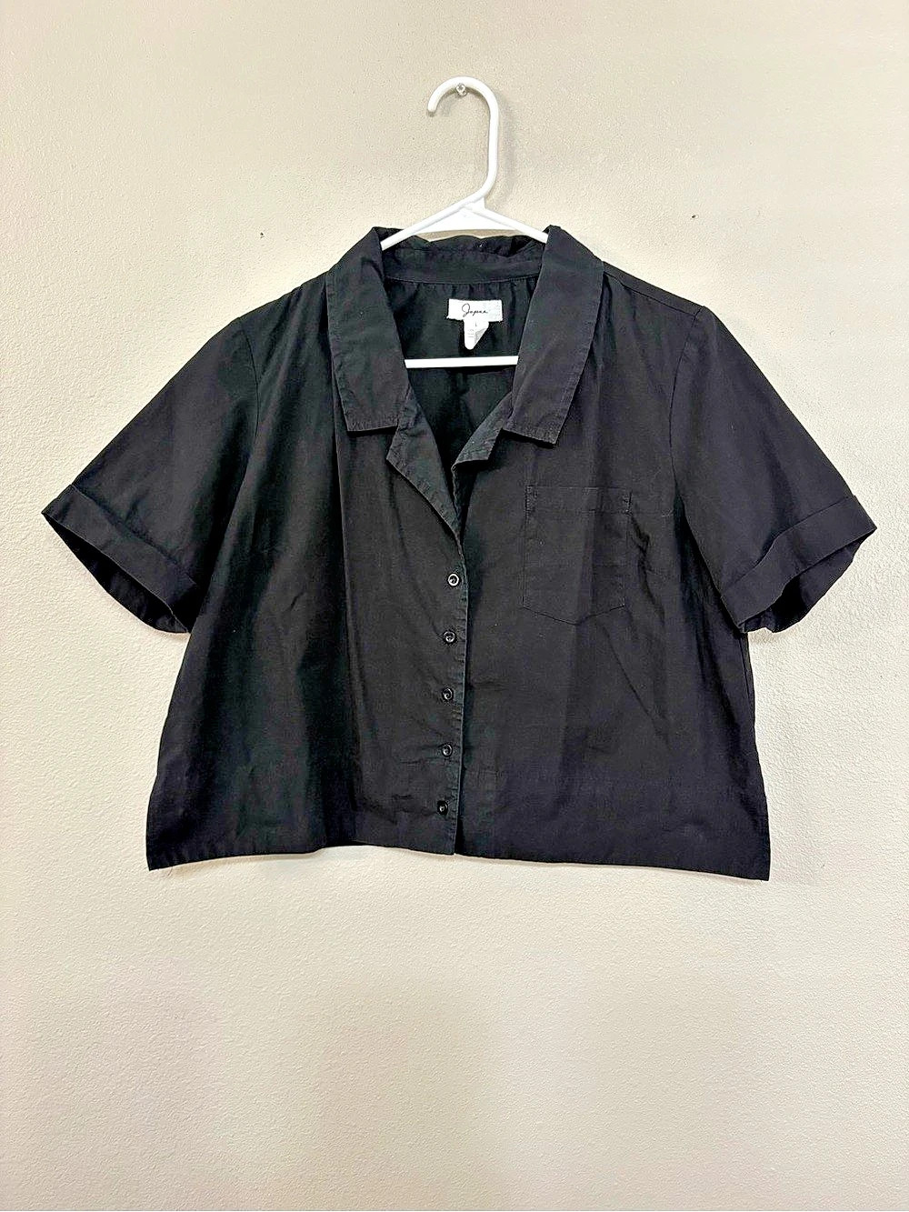 Jepara Short Sleeve Cropped Button Down in Black Size Large